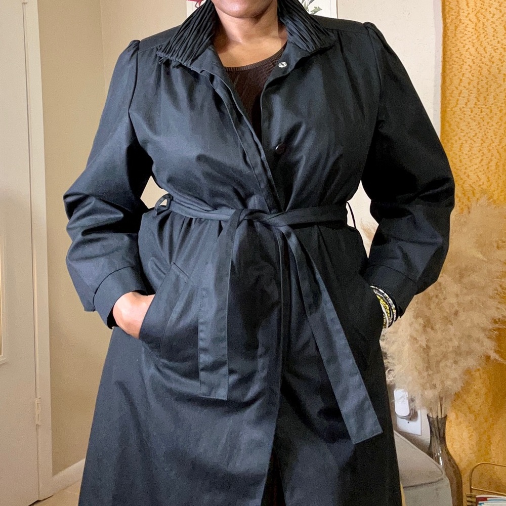 Black Vintage Women’s  4 Button Trench Coat 
Can fit size M/L